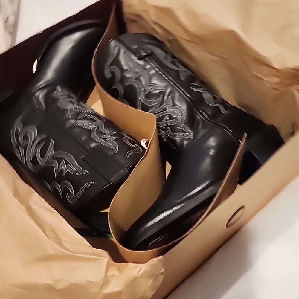 Laredo Black Heeled Western Boots NEW IN BOX. (WIDE WIDTH). - Picture 7 of 9